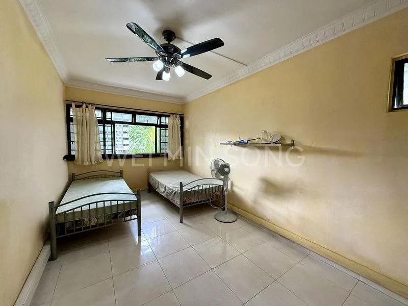 5 Room (5I) HDB for Sale in  239 Compassvale Walk - Image 2